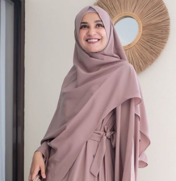 Hijab syar'i dengan variasi warna gradasi